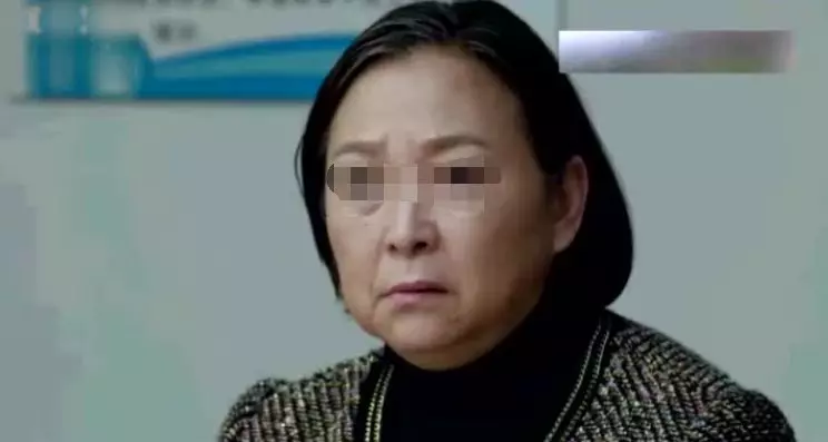 婆婆勢利眼,跟我媽要10萬陪嫁,媽脫下大衣後,婆婆一分不要了