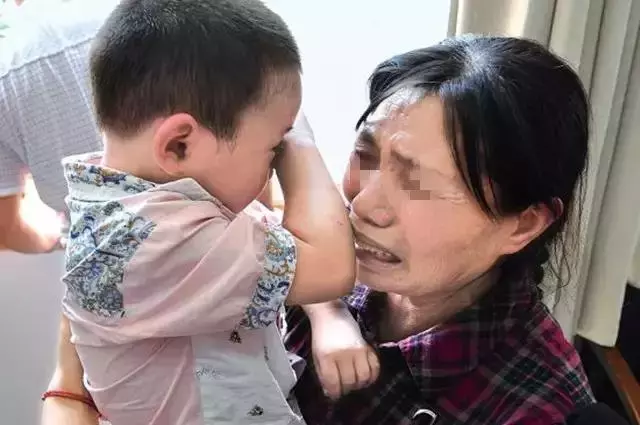 年初八3歲男孩半夜哭鬧,奶奶打開被子查看,第二天瞞兒子報了警