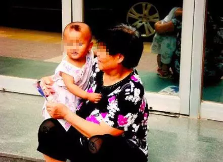 年初八3歲男孩半夜哭鬧,奶奶打開被子查看,第二天瞞兒子報了警