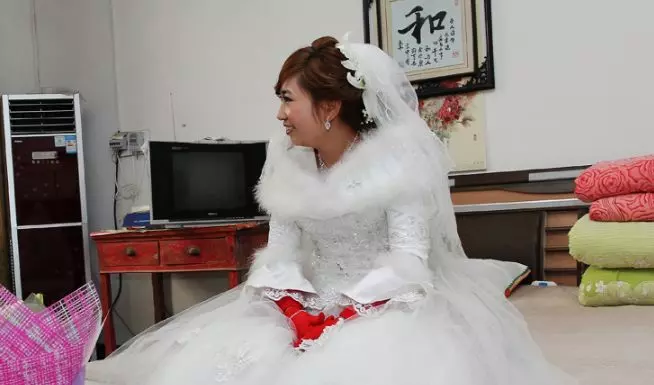 小舅子結婚不告訴父母,只請姐夫參加,新娘一出場,姐夫緊捂胸口
