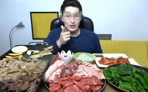 小舅子上門蹭飯,總說姐姐鞋裡有錢,姐夫起疑,拿起鞋一瞧,報警