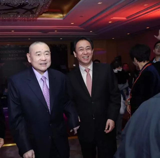 劉鑾雄一家6口慶祝三八節,劉鑾雄牽著兒子一臉慈祥,甘比被冷落!