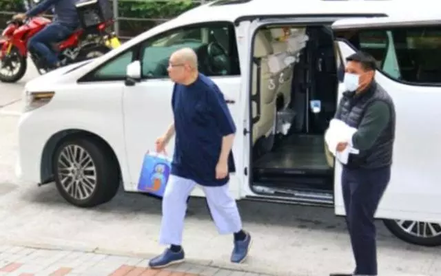 劉鑾雄一家6口慶祝三八節,劉鑾雄牽著兒子一臉慈祥,甘比被冷落!