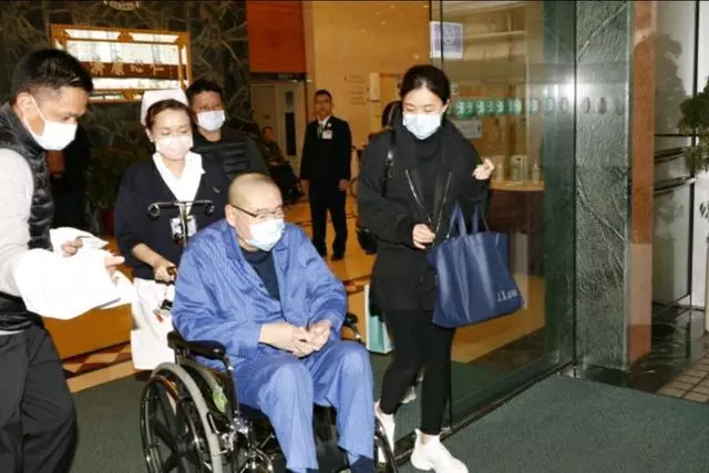 劉鑾雄一家6口慶祝三八節,劉鑾雄牽著兒子一臉慈祥,甘比被冷落!