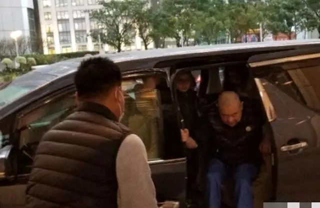 劉鑾雄一家6口慶祝三八節,劉鑾雄牽著兒子一臉慈祥,甘比被冷落!