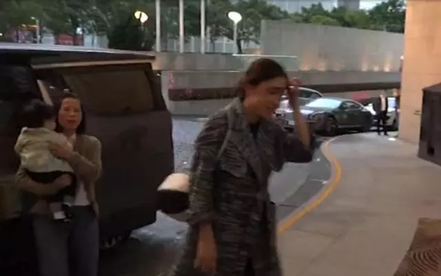 劉鑾雄一家6口慶祝三八節,劉鑾雄牽著兒子一臉慈祥,甘比被冷落!