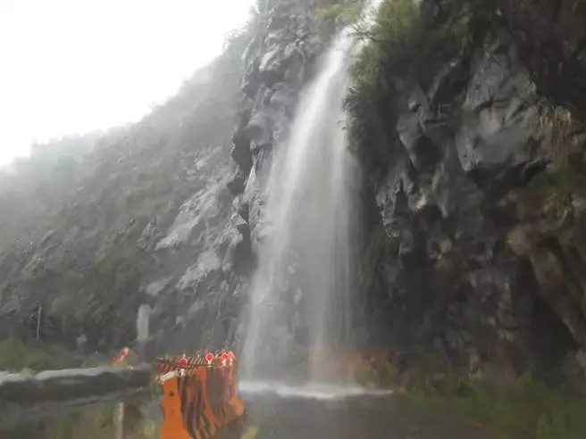 中橫便道落石、雨瀑 大雨狂襲中斷梨山交通