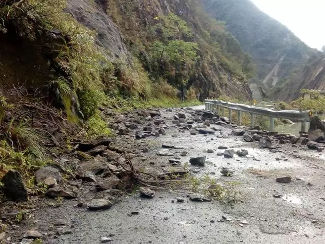 中橫便道落石、雨瀑 大雨狂襲中斷梨山交通