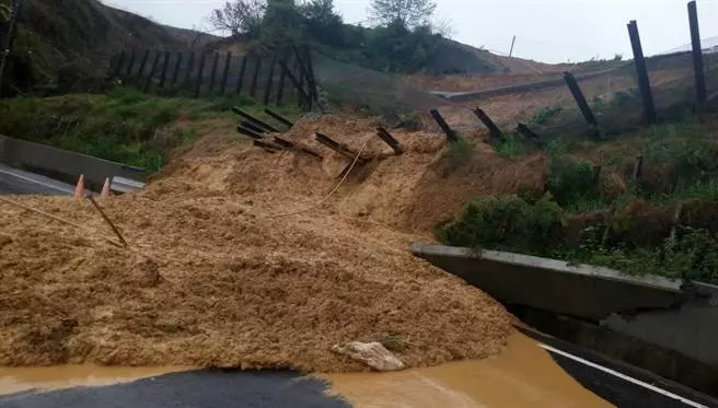 中橫便道落石、雨瀑 大雨狂襲中斷梨山交通