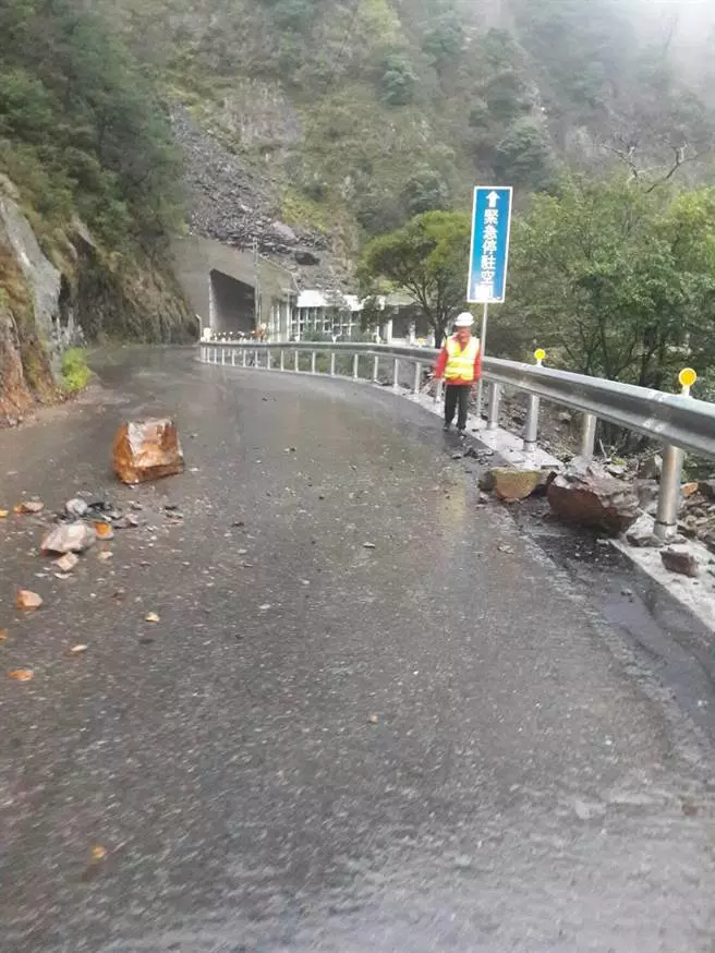 中橫便道落石、雨瀑 大雨狂襲中斷梨山交通