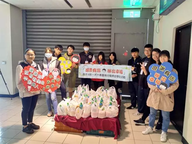 家扶頒獎學金 學生打工換餐助弱勢