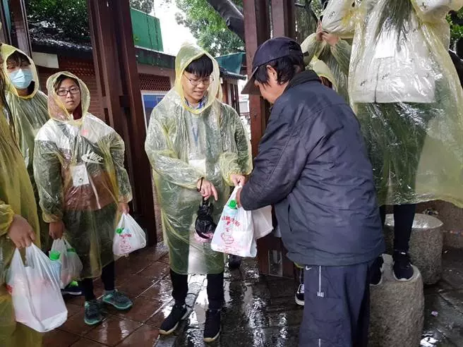 家扶頒獎學金 學生打工換餐助弱勢
