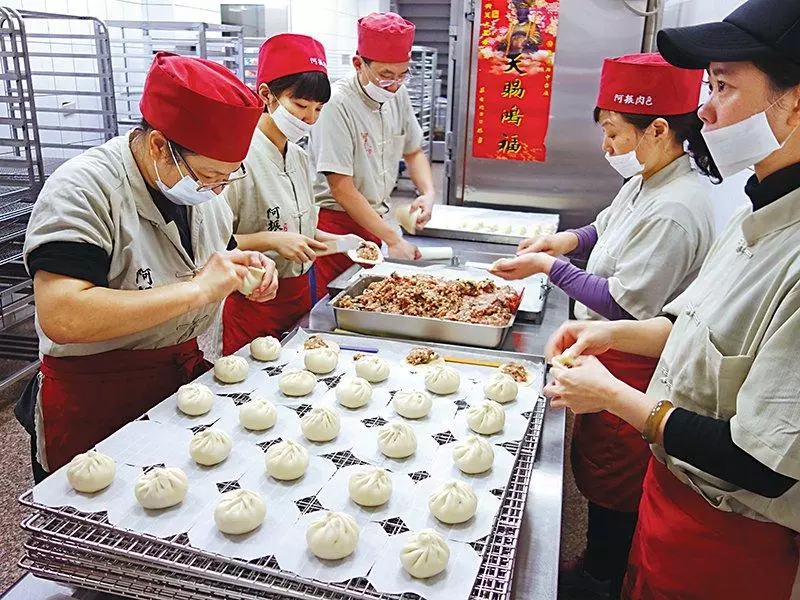 彰化肉包店「二度加薪」員工年薪破百!霸氣老闆「今年更猛加碼」讓工讀生一待20年!