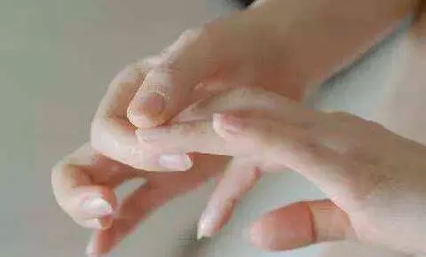 每天按摩小拇指50次,堅持一段時間,腰不疼、腿不酸了,連頭髮也烏黑了,不用去染髮