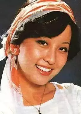 65歲沈時華遭遇渣男,未婚生女後竟被無情誹謗,淚灑現場!22年後她和女兒近照曝光,網友:苦盡甘來!