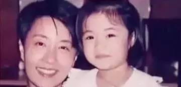 65歲沈時華遭遇渣男,未婚生女後竟被無情誹謗,淚灑現場!22年後她和女兒近照曝光,網友:苦盡甘來!