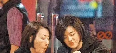 65歲沈時華遭遇渣男,未婚生女後竟被無情誹謗,淚灑現場!22年後她和女兒近照曝光,網友:苦盡甘來!