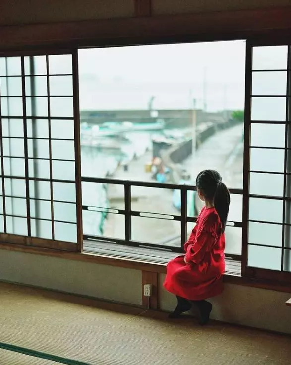 老爸偷拍女兒3年,把女兒拍成宮崎駿動畫,每天3萬人催他曬女兒