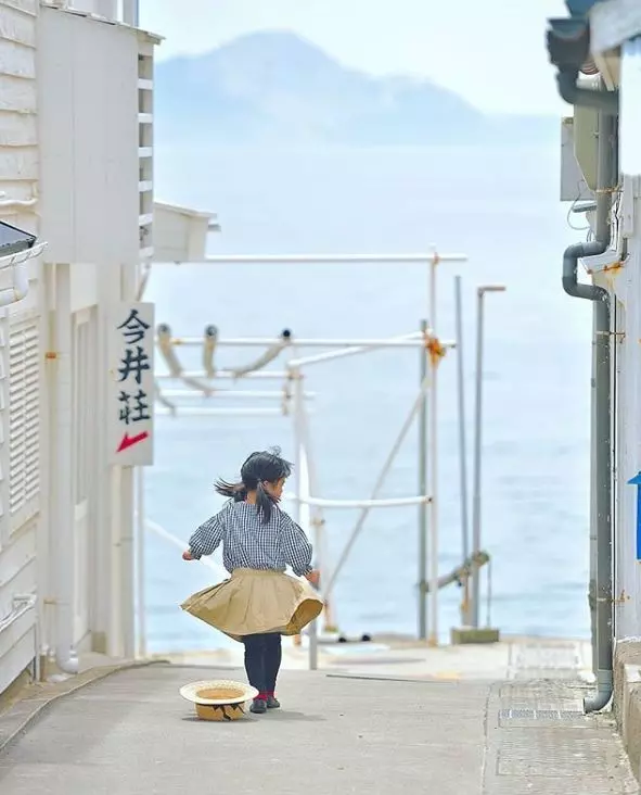 老爸偷拍女兒3年,把女兒拍成宮崎駿動畫,每天3萬人催他曬女兒