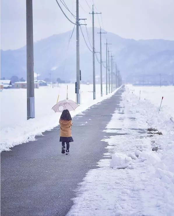 老爸偷拍女兒3年,把女兒拍成宮崎駿動畫,每天3萬人催他曬女兒