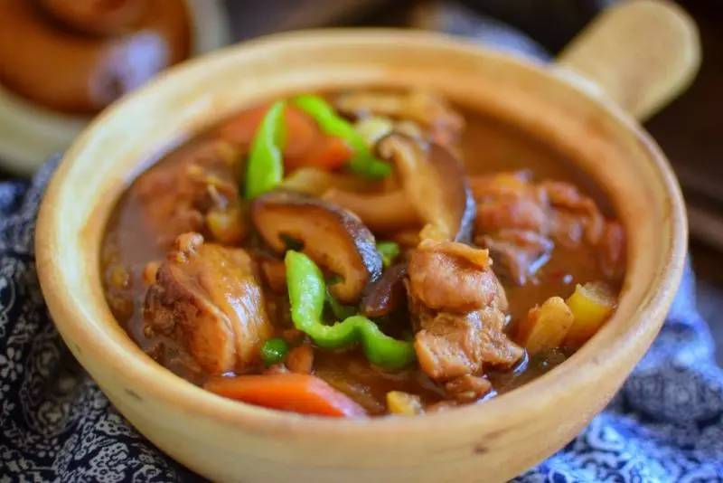 黃燜雞別再點外賣,2分鐘教會你,肉質滑嫩營養豐富,做一鍋秒光