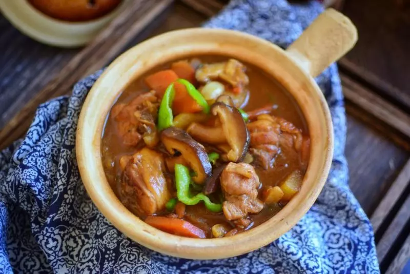 黃燜雞別再點外賣,2分鐘教會你,肉質滑嫩營養豐富,做一鍋秒光