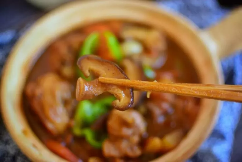 黃燜雞別再點外賣,2分鐘教會你,肉質滑嫩營養豐富,做一鍋秒光
