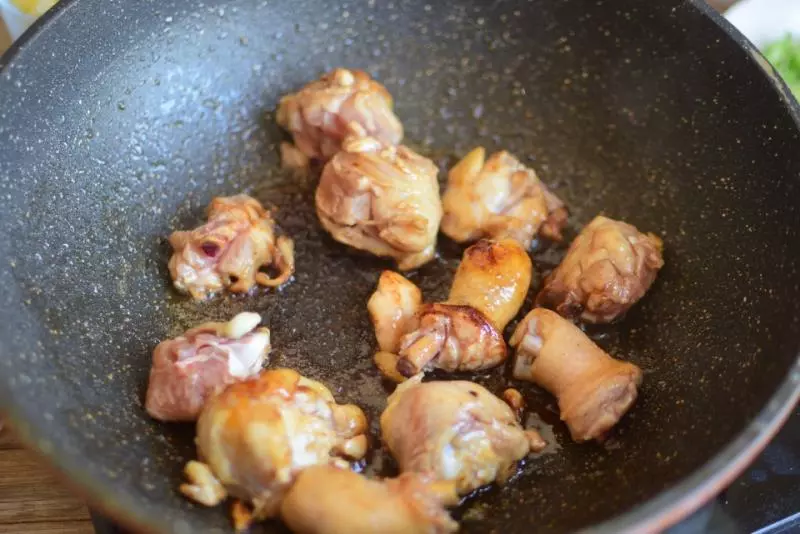 黃燜雞別再點外賣,2分鐘教會你,肉質滑嫩營養豐富,做一鍋秒光
