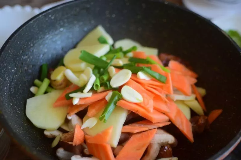 黃燜雞別再點外賣,2分鐘教會你,肉質滑嫩營養豐富,做一鍋秒光