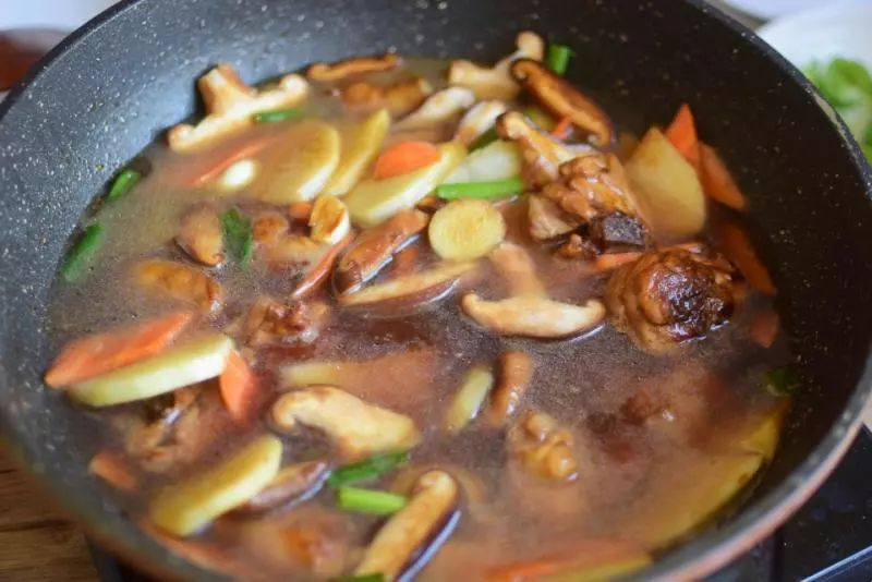 黃燜雞別再點外賣,2分鐘教會你,肉質滑嫩營養豐富,做一鍋秒光