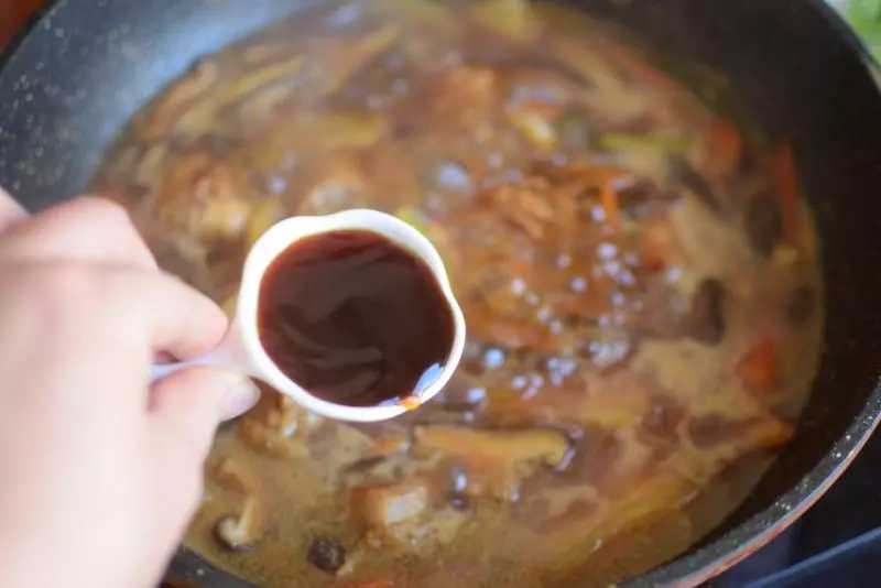 黃燜雞別再點外賣,2分鐘教會你,肉質滑嫩營養豐富,做一鍋秒光