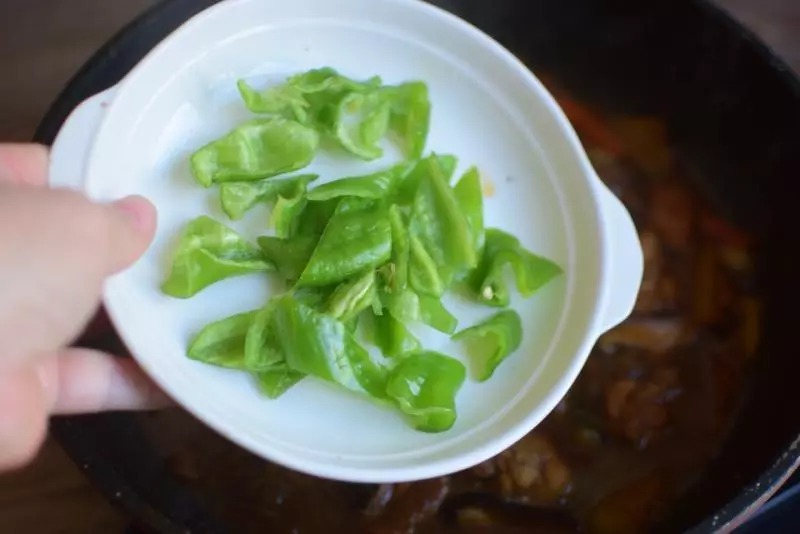 黃燜雞別再點外賣,2分鐘教會你,肉質滑嫩營養豐富,做一鍋秒光
