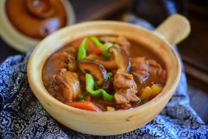 黃燜雞別再點外賣,2分鐘教會你,肉質滑嫩營養豐富,做一鍋秒光