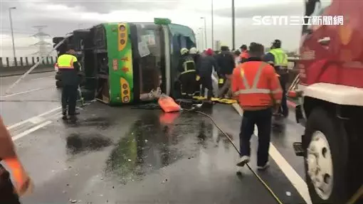 遊覽車遭打滑轎車連續擦撞2次翻覆 驚悚畫面曝光!