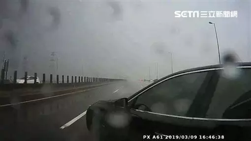 遊覽車遭打滑轎車連續擦撞2次翻覆 驚悚畫面曝光!