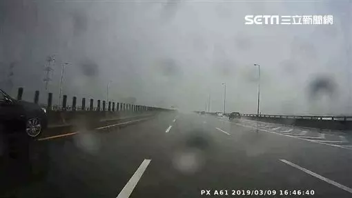 遊覽車遭打滑轎車連續擦撞2次翻覆 驚悚畫面曝光!