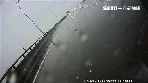 遊覽車遭打滑轎車連續擦撞2次翻覆 驚悚畫面曝光!