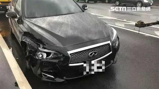 遊覽車遭打滑轎車連續擦撞2次翻覆 驚悚畫面曝光!