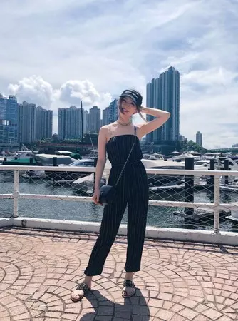 鄧紫棋媽媽「逆齡高顏值照」曝光!媽媽素顏美炸,戴墨鏡甜笑曝全家「童顏神基因」!