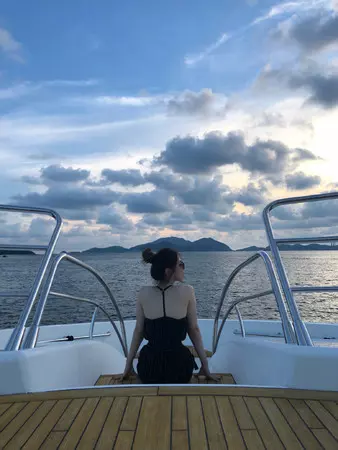 鄧紫棋媽媽「逆齡高顏值照」曝光!媽媽素顏美炸,戴墨鏡甜笑曝全家「童顏神基因」!