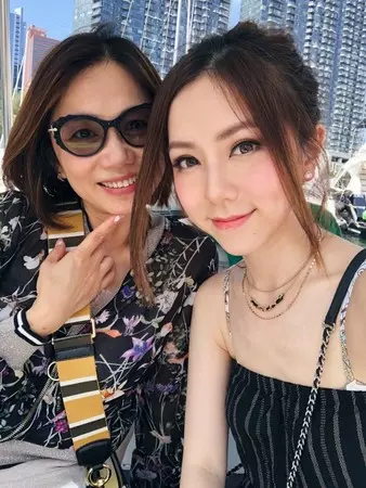 鄧紫棋媽媽「逆齡高顏值照」曝光!媽媽素顏美炸,戴墨鏡甜笑曝全家「童顏神基因」!
