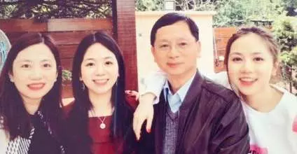 鄧紫棋媽媽「逆齡高顏值照」曝光!媽媽素顏美炸,戴墨鏡甜笑曝全家「童顏神基因」!
