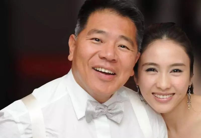 17歲榜上48歲大導演,連生2子1女才被扶正,今38歲幸福美如少女!