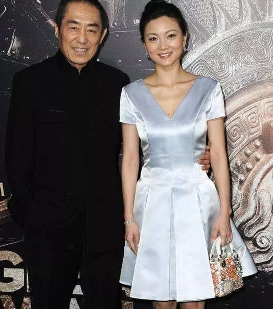 17歲榜上48歲大導演,連生2子1女才被扶正,今38歲幸福美如少女!