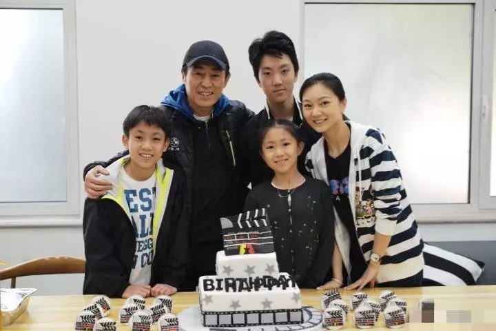 17歲榜上48歲大導演,連生2子1女才被扶正,今38歲幸福美如少女!