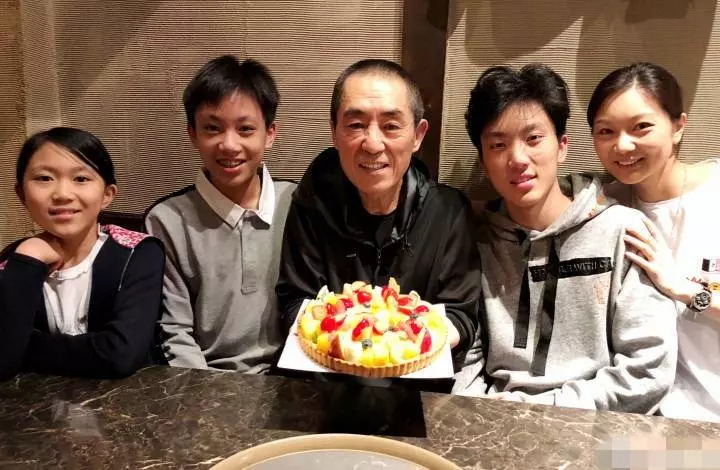 17歲榜上48歲大導演,連生2子1女才被扶正,今38歲幸福美如少女!