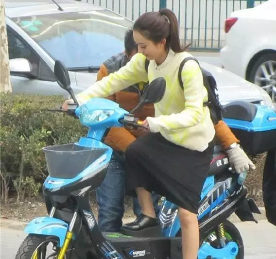 她身價4億,不買名牌不開豪車,出門穿80塊衣服騎電動車,低調做人,路才會越走越寬