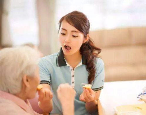 左手癱老翁想摸女護士的胸 愛心護士:用左手, 給你摸 !