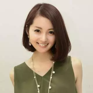 左手癱老翁想摸女護士的胸 愛心護士:用左手, 給你摸 !