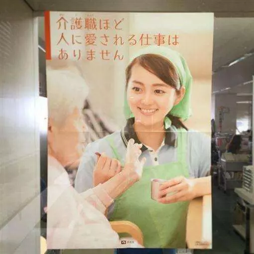 左手癱老翁想摸女護士的胸 愛心護士:用左手, 給你摸 !